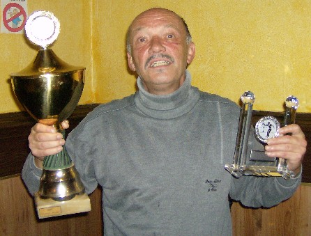 Günter Lünstedt mit dem Masters Wanderpokal und dem Pokal für den 1. Platz beim Masters 2009